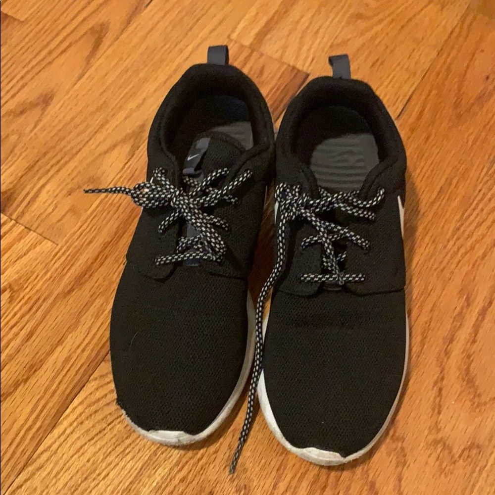 Nike black and white Roche sneaker